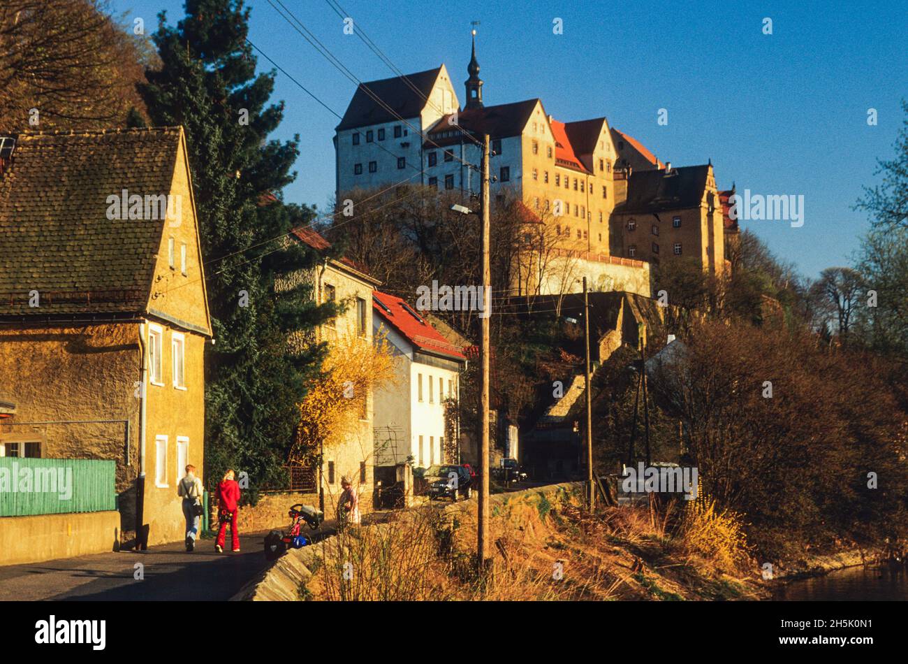 Il castello di Colditz, in Sassonia, torreggiante sul fiume Mulde ...
