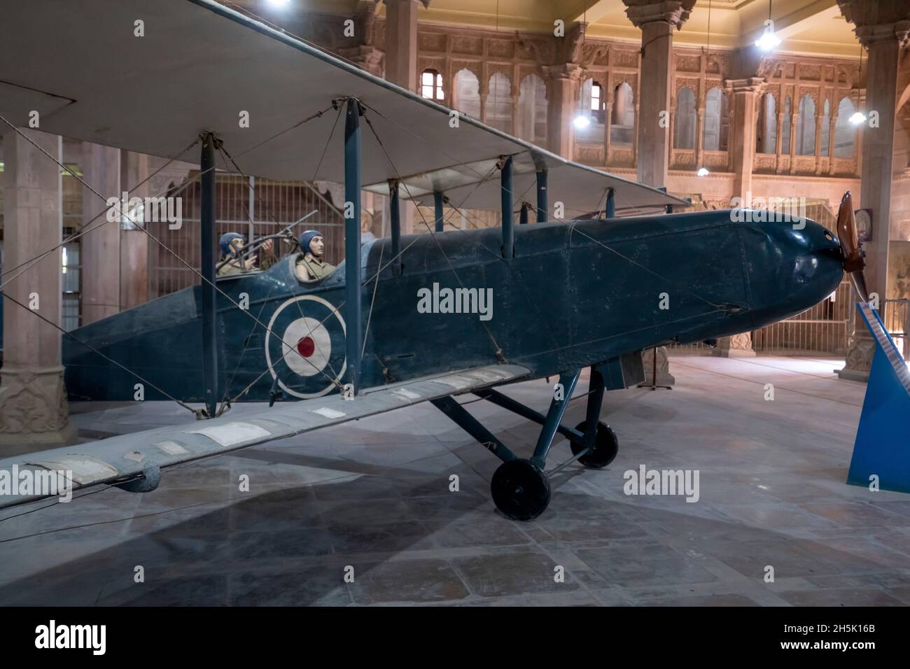 Biplanare vintage in Junagarh Fort Museum, Chandra Mahal, Bikaner, Rajasthan, India Foto Stock
