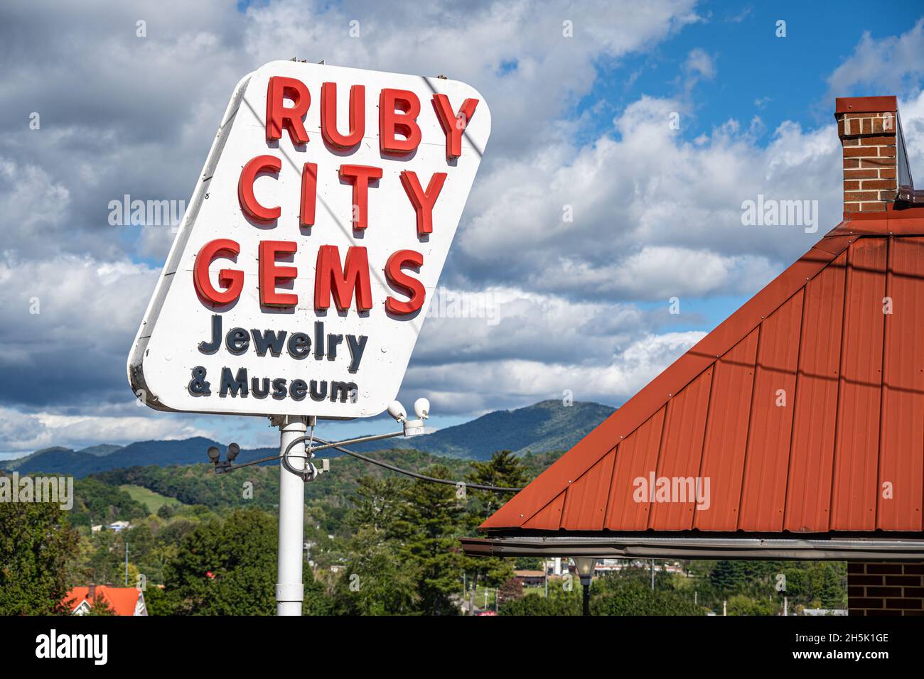 Ruby City Gems nel centro di Franklin, North Carolina, ospita una collezione di gemme, minerali, fossili, nativi americani e manufatti precolombiani. Foto Stock Ruby City Gems nel centro di Franklin, North Carolina, ospita una collezione di gemme, minerali, fossili, nativi americani e manufatti precolombiani. Foto Stock