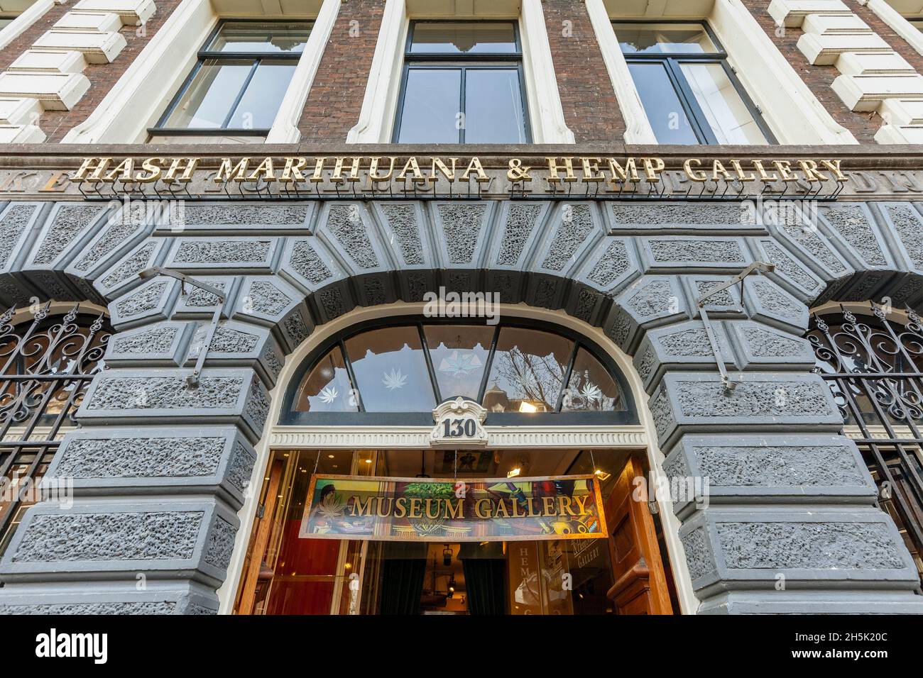 Galleria Hash Marihuana & Hemp, Oudezijds Achterburgwal, quartiere a luci verdi, Amsterdam Foto Stock