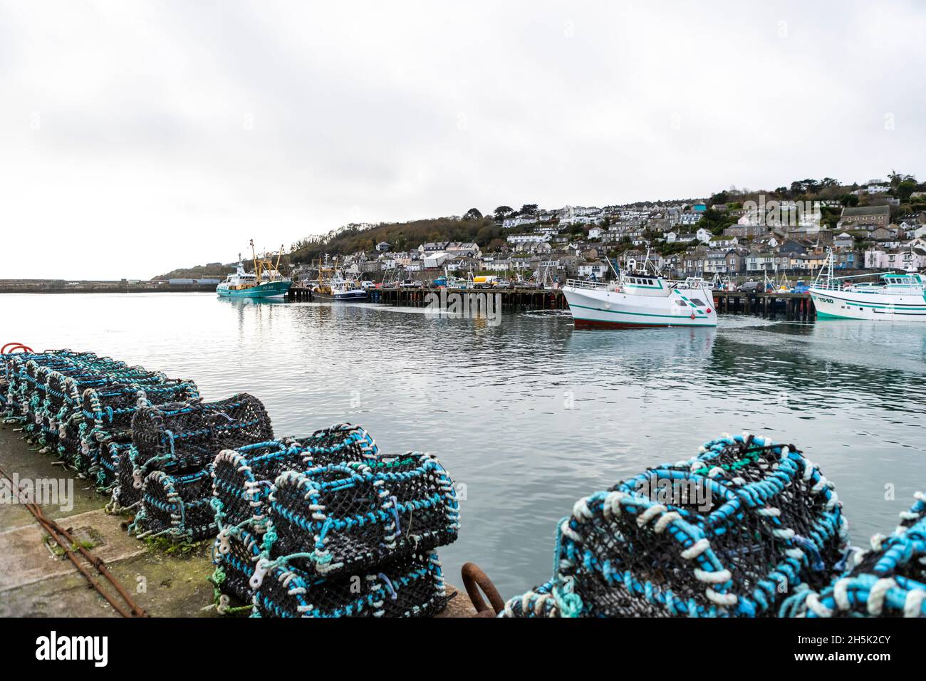 Parte della flotta da pesca britannica a Newlyn Harbor, Cornovaglia. Newlyn ha un mercato in cui le catture sbarcate sono oggetto di scambi in tutta l'UE. Foto Stock