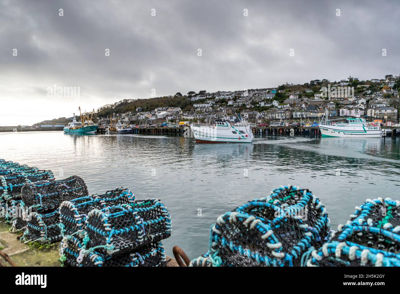 Parte della flotta da pesca britannica a Newlyn Harbor, Cornovaglia. Newlyn ha un mercato in cui le catture sbarcate sono oggetto di scambi in tutta l'UE. Foto Stock