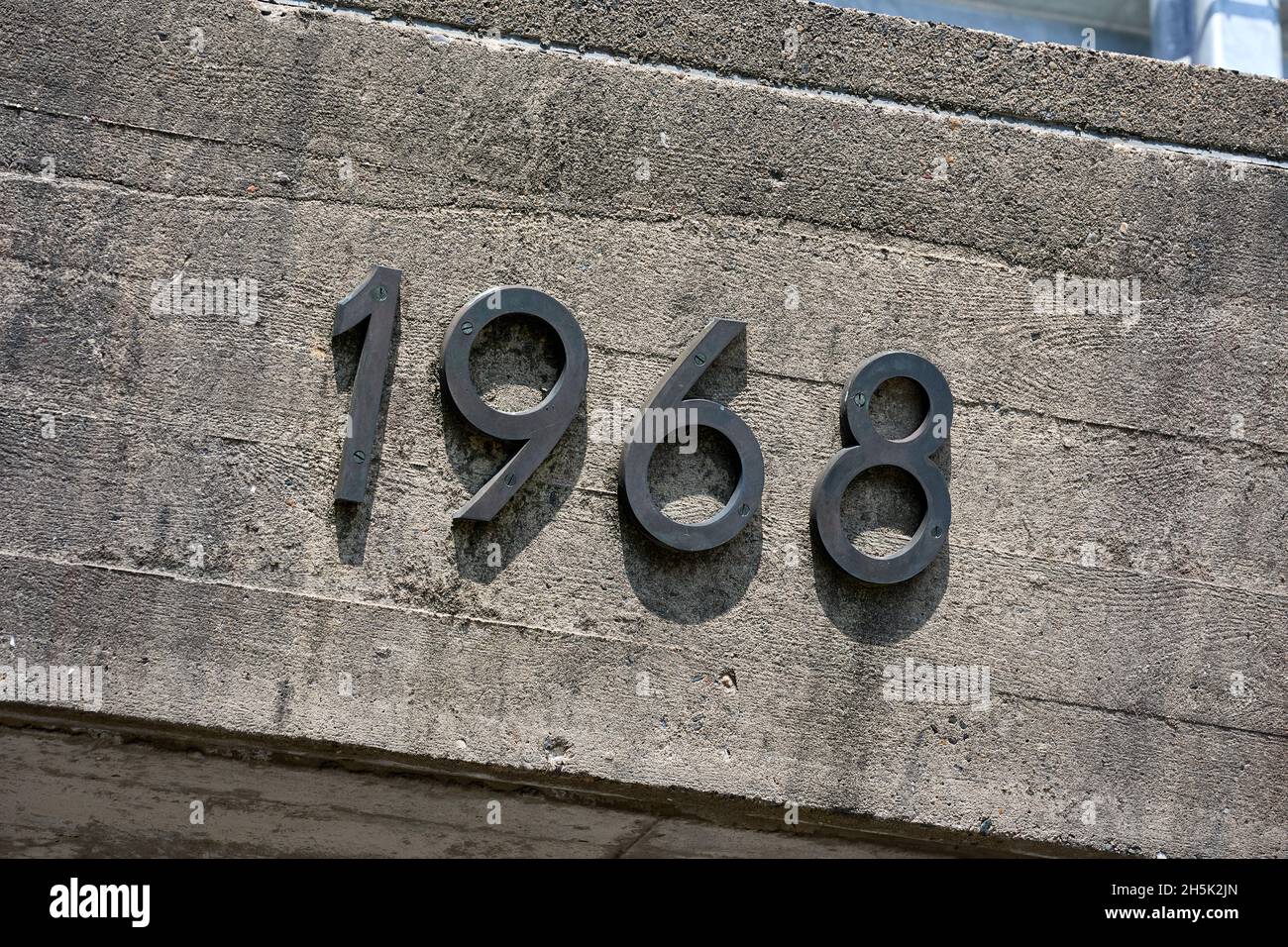 '1968', anno in numeri di metallo su sfondo concreto (lato del ponte) Foto Stock