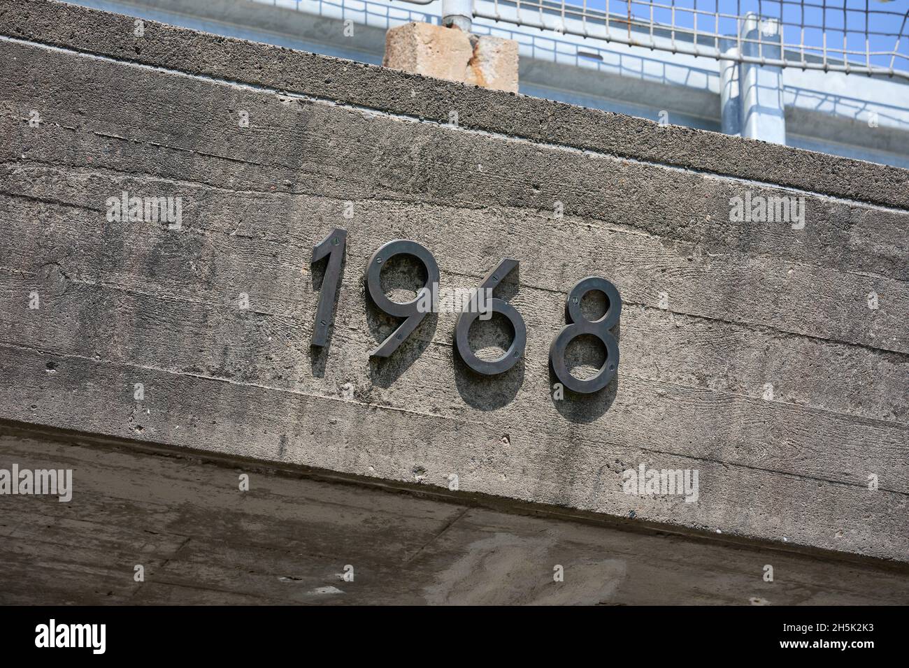 '1968', anno in numeri di metallo su sfondo concreto (lato del ponte) Foto Stock