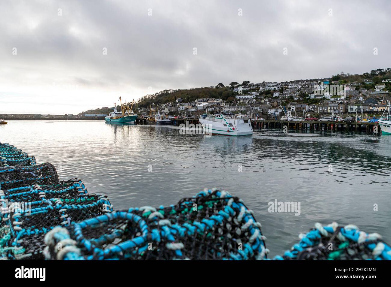 Parte della flotta da pesca britannica a Newlyn Harbor, Cornovaglia. Newlyn ha un mercato in cui le catture sbarcate sono oggetto di scambi in tutta l'UE. Foto Stock