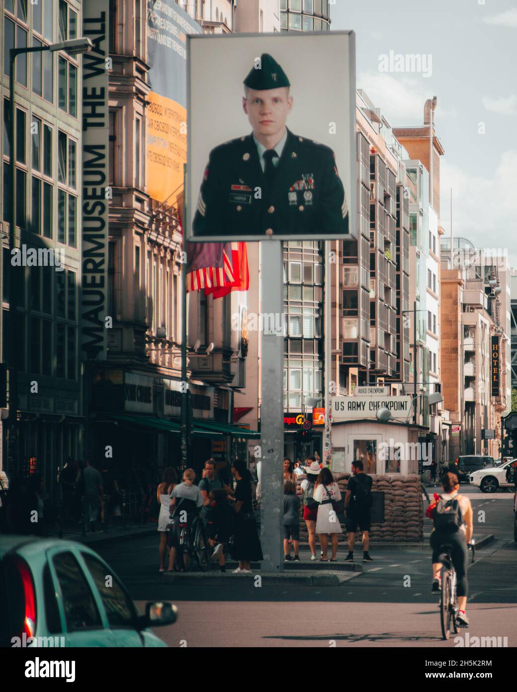 BERLINO, GERMANIA - 21 luglio 2020: Checkpoint Charlie, Berlino, Germania. Checkpoint storico tra Berlino Est e Ovest. Foto Stock