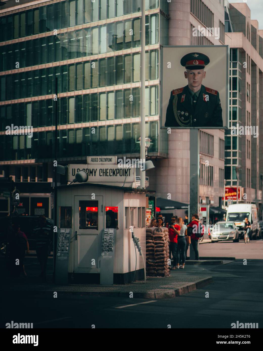 BERL, GERMANIA - 22 luglio 2020: Checkpoint Charlie, Berlino, Germania. Checkpoint storico tra Berlino Est e Ovest. Foto Stock