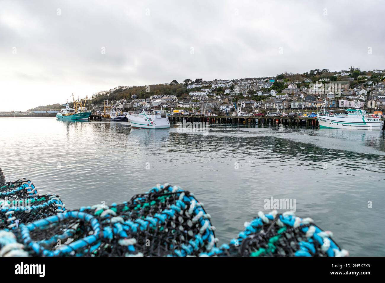 Parte della flotta da pesca britannica a Newlyn Harbor, Cornovaglia. Newlyn ha un mercato in cui le catture sbarcate sono oggetto di scambi in tutta l'UE. Foto Stock