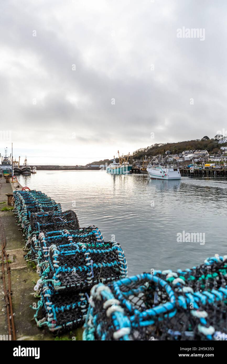 Parte della flotta da pesca britannica a Newlyn Harbor, Cornovaglia. Newlyn ha un mercato in cui le catture sbarcate sono oggetto di scambi in tutta l'UE. Foto Stock