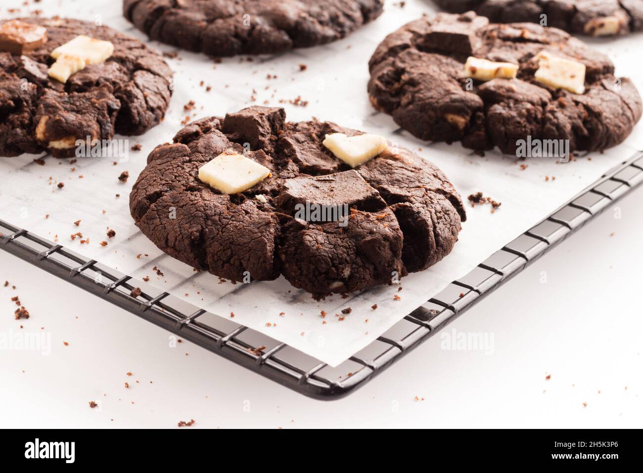 biscotti al cioccolato fondente su una griglia di raffreddamento Foto Stock