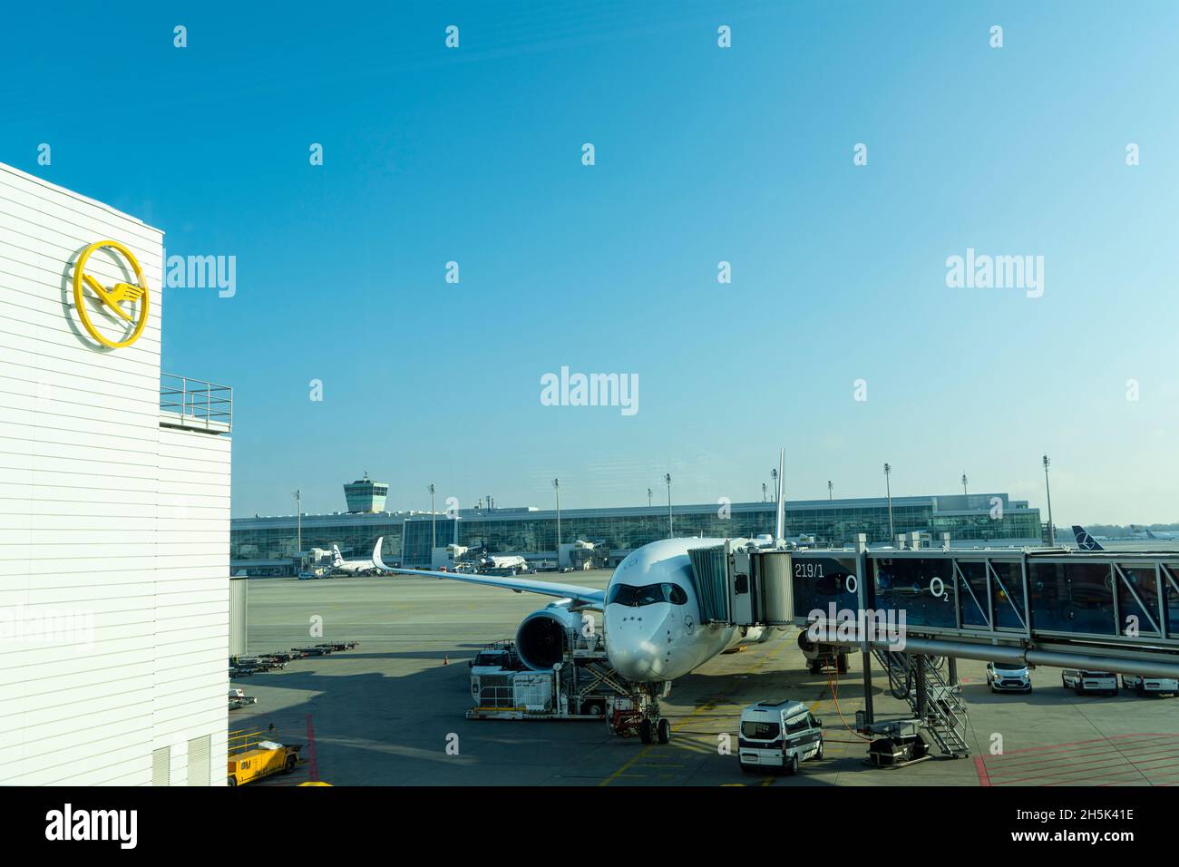 Monaco, gran parte. Novembre 2021. Un aereo sul grembiule dell'aeroporto di Monaco Foto Stock