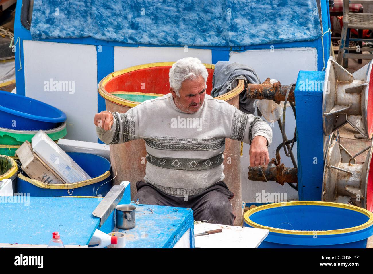 Heraklion, Grecia - 27 marzo 2018: Il pescatore fa il suo lavoro su una nave. Foto Stock