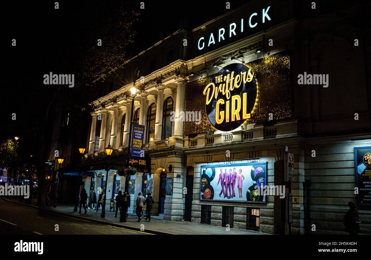 Il Garrick Theatre di Charing Cross Road a Londra è illuminato di notte nel West End di Londra Foto Stock