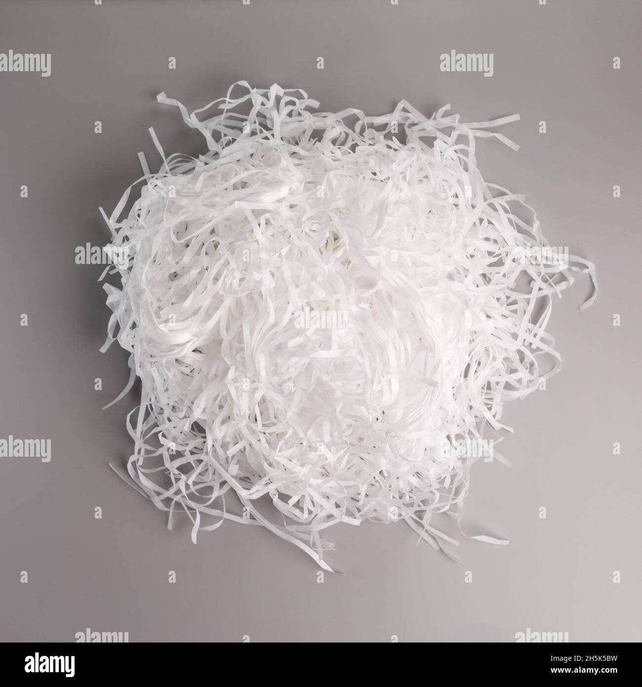 stucco bianco per imballaggio, carta grattugiata per gifting Foto Stock