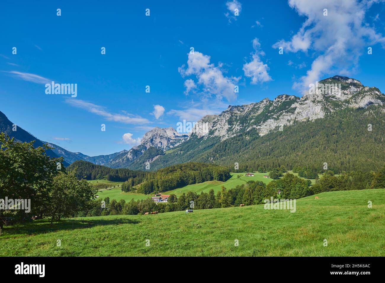 Vista delle montagne alpine dal tedesco 'Alpenstraße' (strada alpina tedesca) nel Nationalpark Berchtesgadener Land; Ramsau, Baviera, Germania Foto Stock