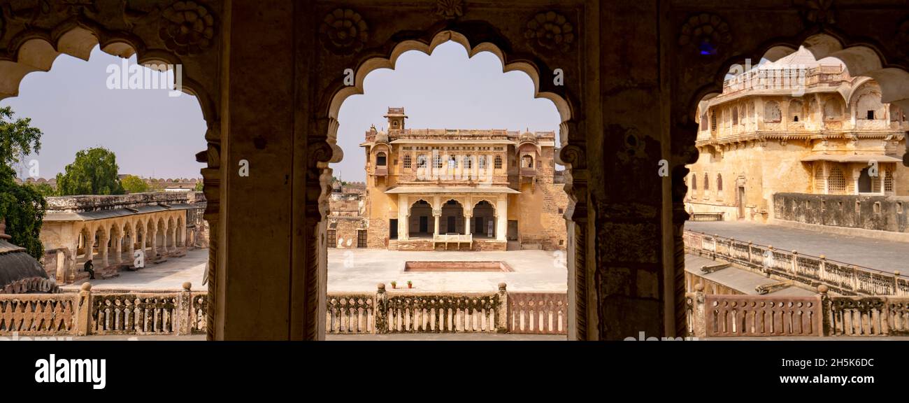 Vista attraverso archi con passaggio pedonale colonnato e cortile interno nel Forte Ahhichatragarh (Forte Nagaur); Nagaur, Rajasthan, India Foto Stock