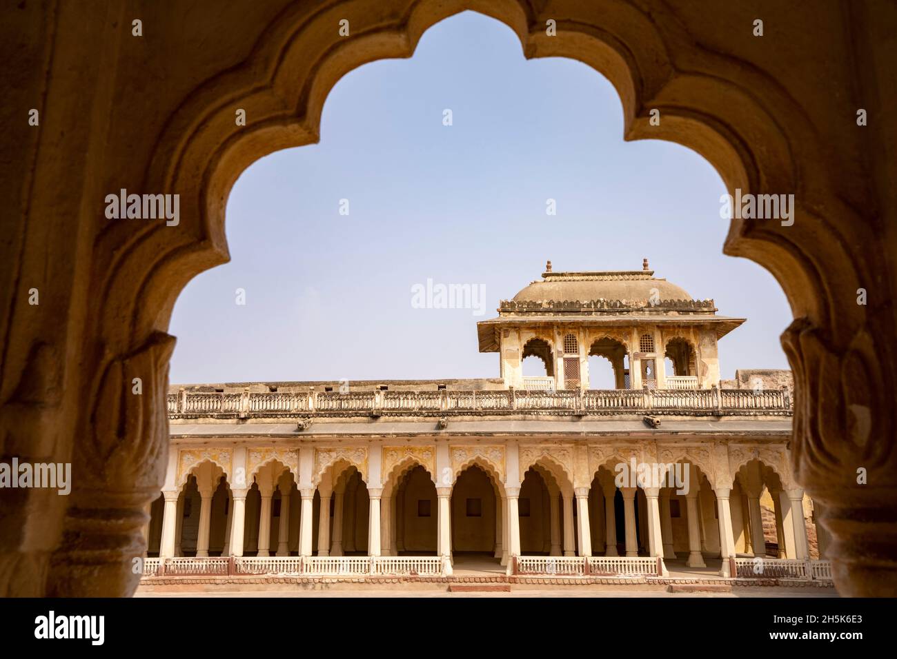 Vista ad arco sul passaggio pedonale colonnato e sul cortile interno nel Forte Ahhichatragarh (Forte Nagaur); Nagaur, Rajasthan, India Foto Stock