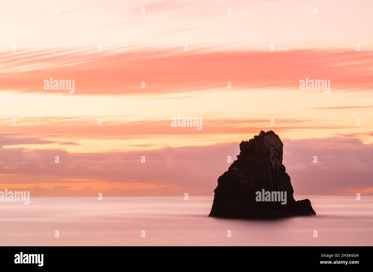 Catasta di mare nell'oceano Atlantico all'alba Foto Stock