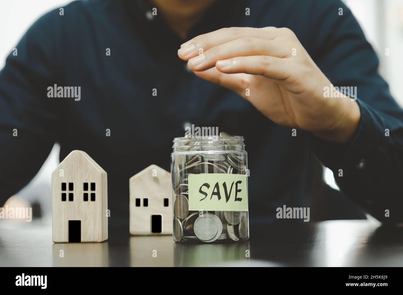 Risparmi per investimenti o risparmi per la pensione. Assicurazione acquisto o assicurazione malattia. Investire in immobili o alloggi nel futuro. Concetto finan Foto Stock