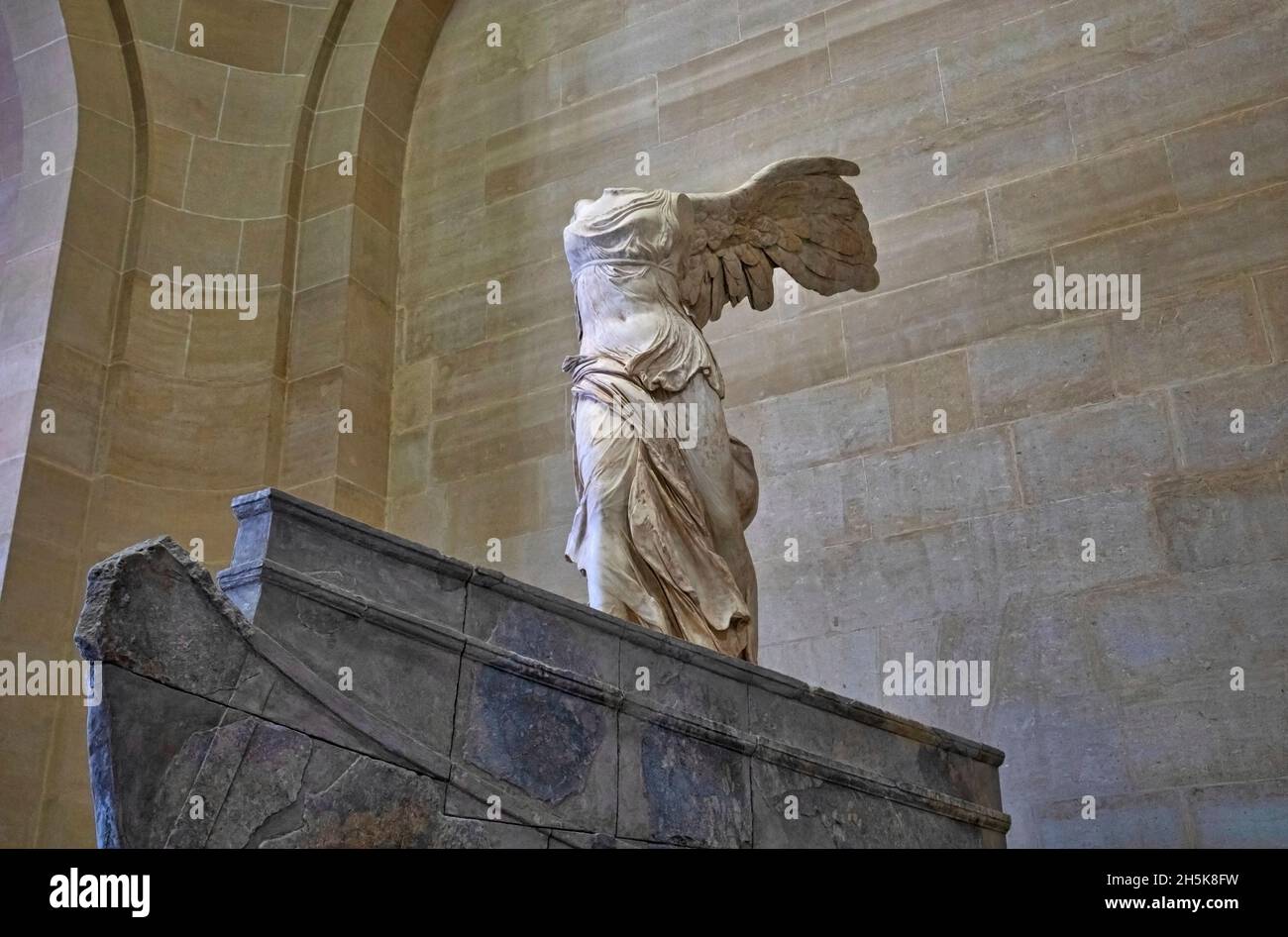 Statua di marmo della Vittoria di Samotrace con le alate nel Louvre; Parigi, Ile-de-France, Francia Foto Stock