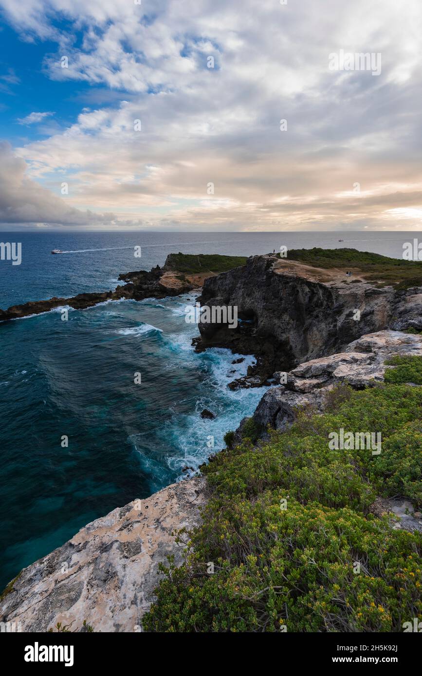 Onde che si infrangono sulla penisola rocciosa di Pointe des Chateaux su Grande-Terre; Guadalupa, Indie francesi Occidentali Foto Stock