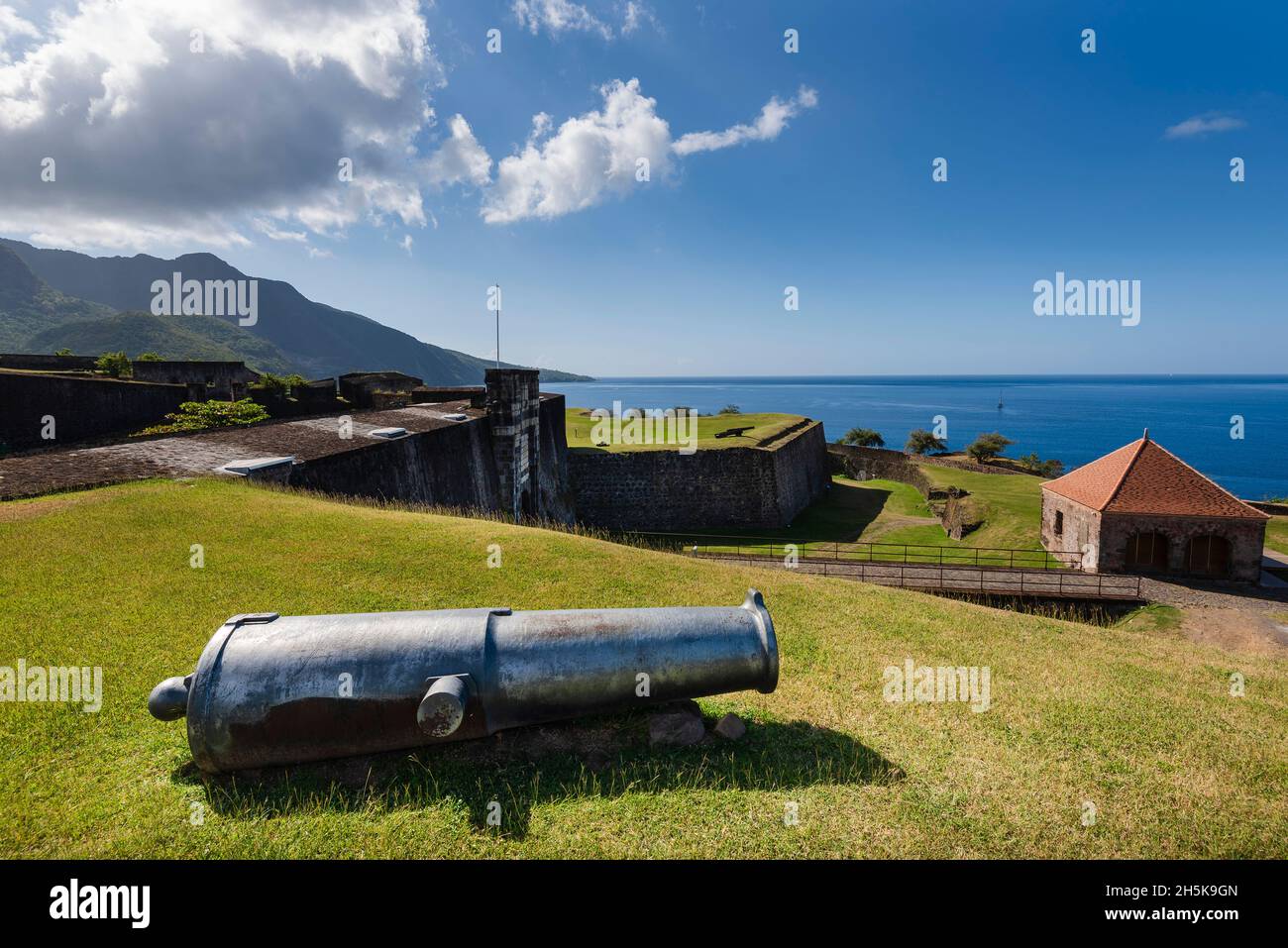 Cannone sulla collina con il ponte levatoio, bastione e guardia a Fort Louis Delgres; basse-Terre, Guadalupa, Antille francesi Foto Stock