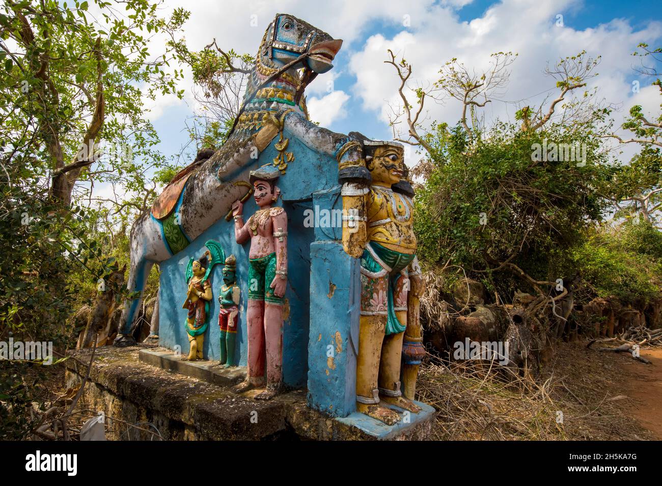 Santuario di Ayyanar, dipinto, statua di cavallo di terracotta con raffigurazione delle guardie che proteggono le divinità, in un piccolo tempio rurale Foto Stock