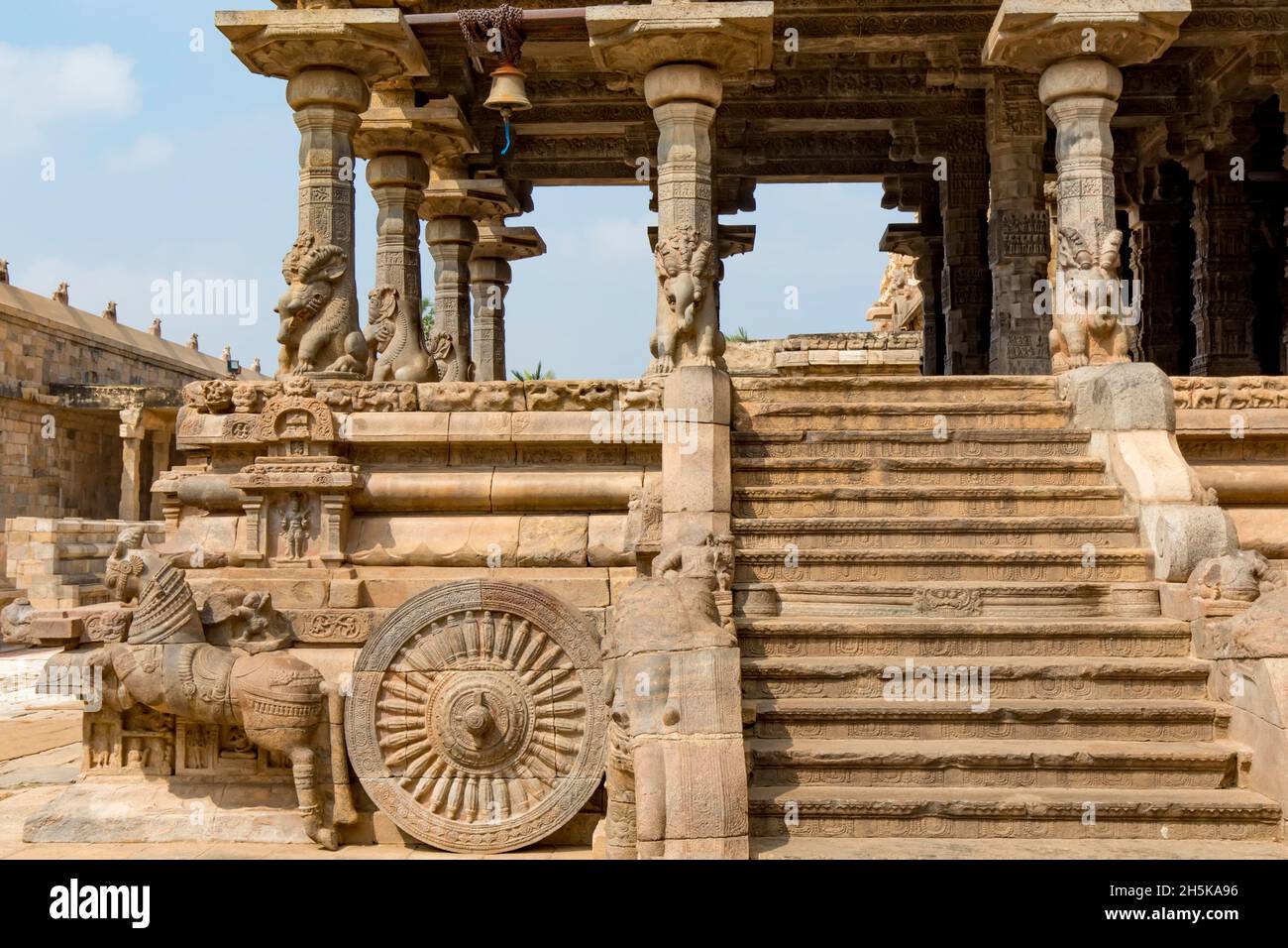 Carro trainato da cavalli scolpito in pietra all'esterno del Tempio di Airavatesvara di Dravidian Chola era con scale che conducono all'interno; Darasuram, Tamil Nadu, India Foto Stock