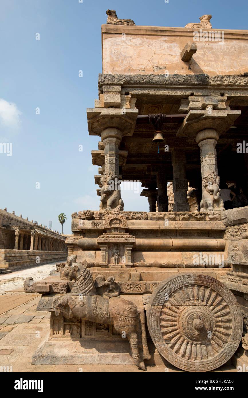 Carro trainato da cavalli scolpito in pietra nel Tempio di Airavatesvara di Dravidian Chola era, Darasuram, Tamil Nadu, India; Darasuram, Tamil Nadu, India Foto Stock