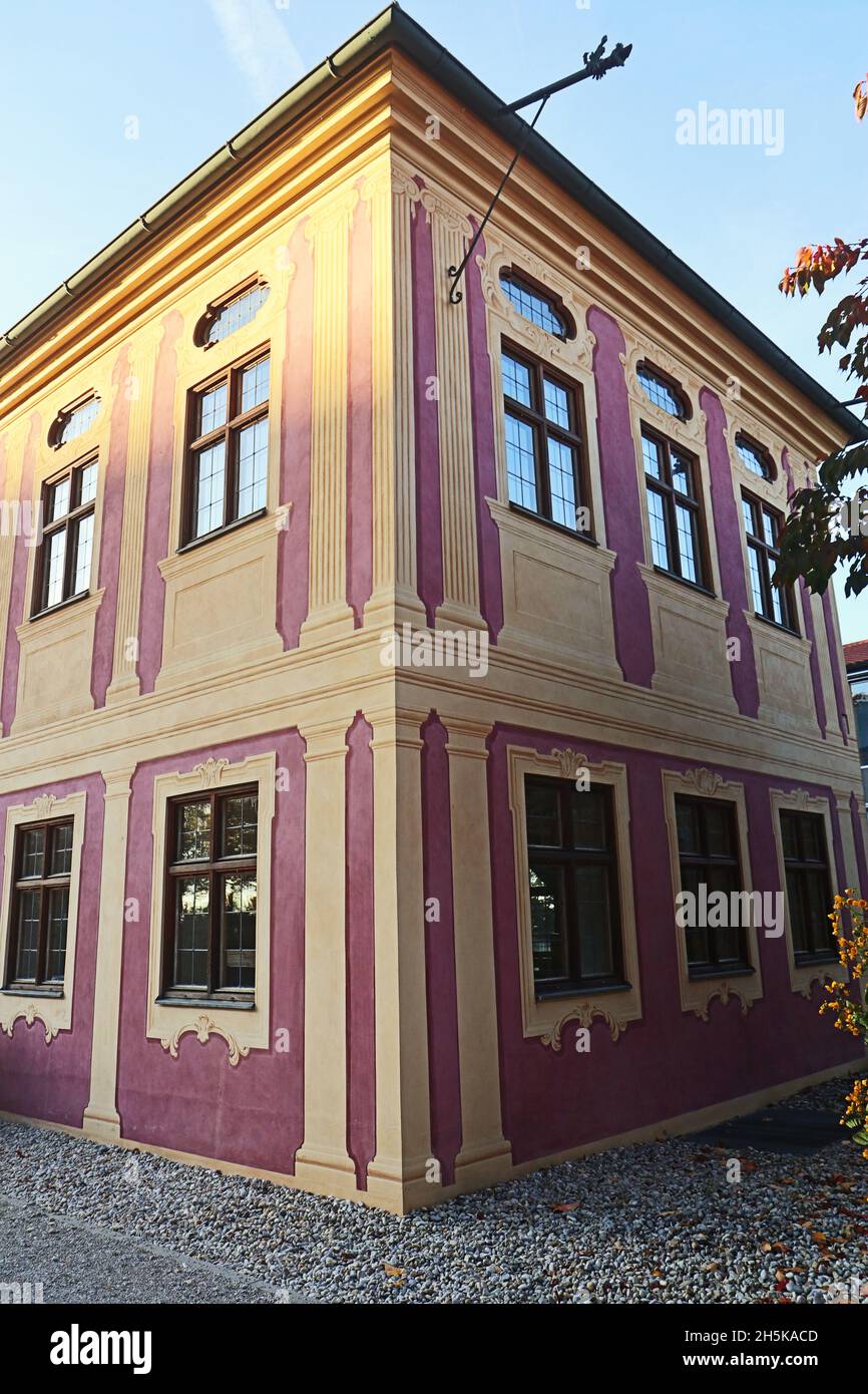 Vista del barocco Slalettl, ex residenza d'estate degli abati del monastero di Weihenstephan a Frisinga - Germania, dipinta in prospettiva forzata Foto Stock