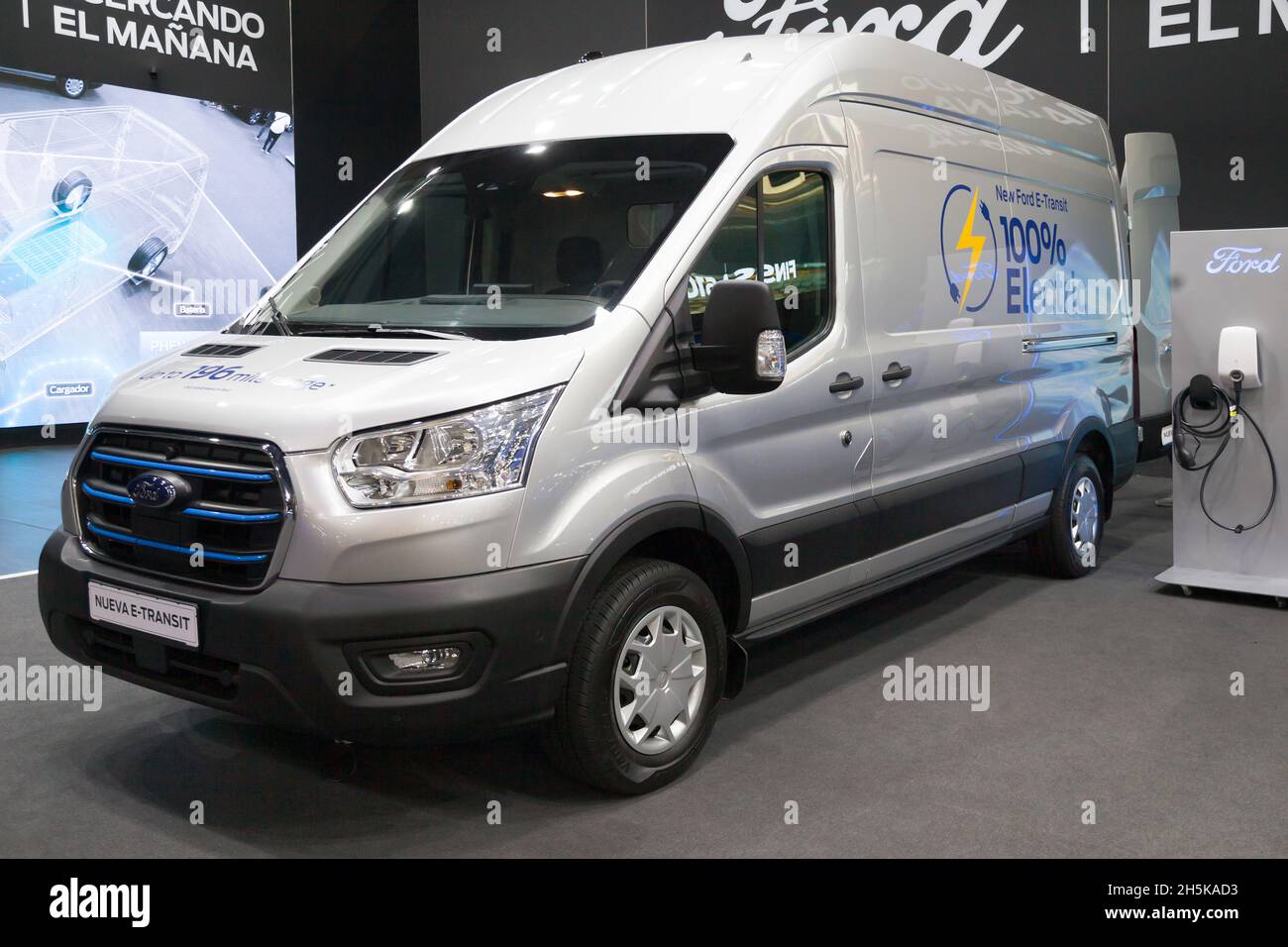 Barcellona, Spagna - 7 ottobre 2021: Ford e-Transit presentato all'Automobile Barcelona 2021 a Barcellona, Spagna. Foto Stock Barcellona, Spagna - 7 ottobre 2021: Ford e-Transit presentato all'Automobile Barcelona 2021 a Barcellona, Spagna. Foto Stock
