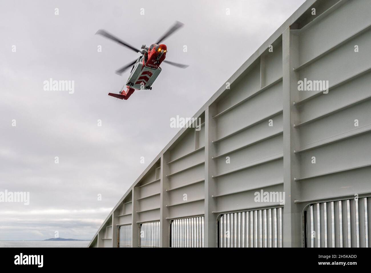 Irish Sea, Irlanda. 10 novembre 2021. La Guardia Costiera Irlandese ha partecipato oggi a un esercizio multi-agenzia, che ha coinvolto i membri della Guardia Costiera Vizzatrice al largo dell'eliporto della nave Irish Ferries 'Ulysses'. Credit: AG News/Alamy Live News Foto Stock