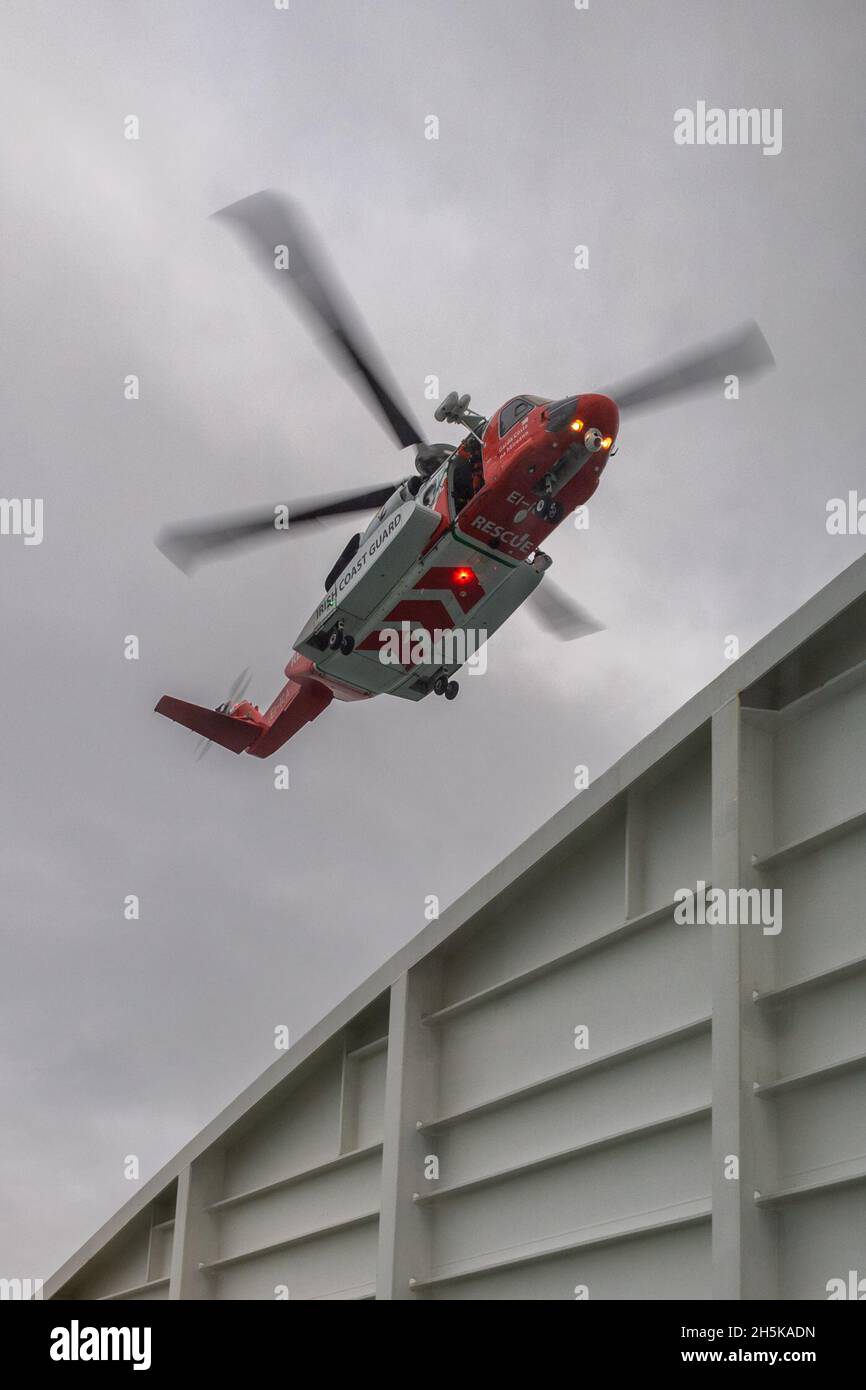 Irish Sea, Irlanda. 10 novembre 2021. La Guardia Costiera Irlandese ha partecipato oggi a un esercizio multi-agenzia, che ha coinvolto i membri della Guardia Costiera Vizzatrice al largo dell'eliporto della nave Irish Ferries 'Ulysses'. Credit: AG News/Alamy Live News Foto Stock