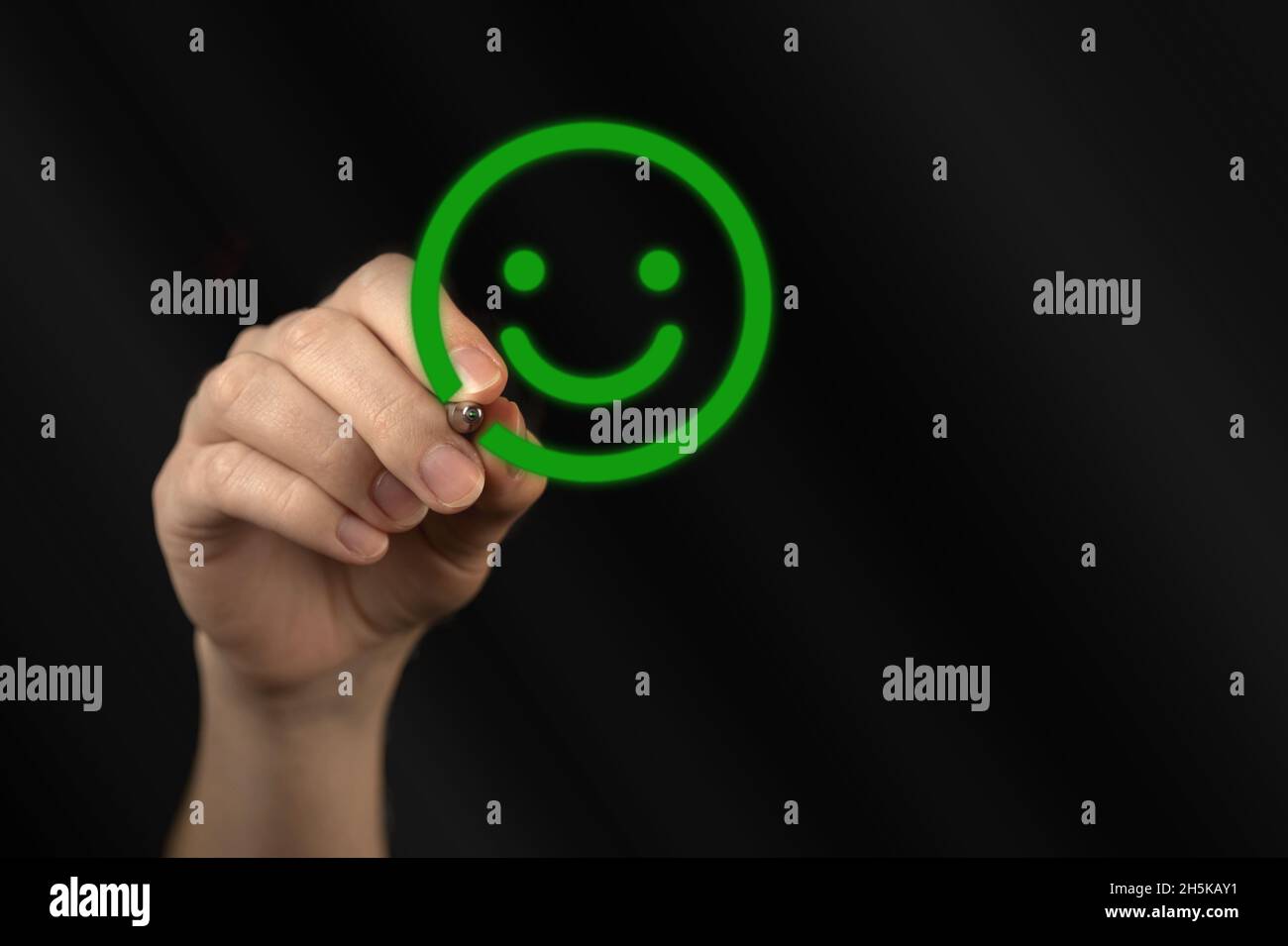 Revisione del cliente. Soddisfazione, sondaggio di feedback, reputazione e classificazione dell'azienda. Disegno a mano sorriso felice viso, sfondo nero Foto Stock