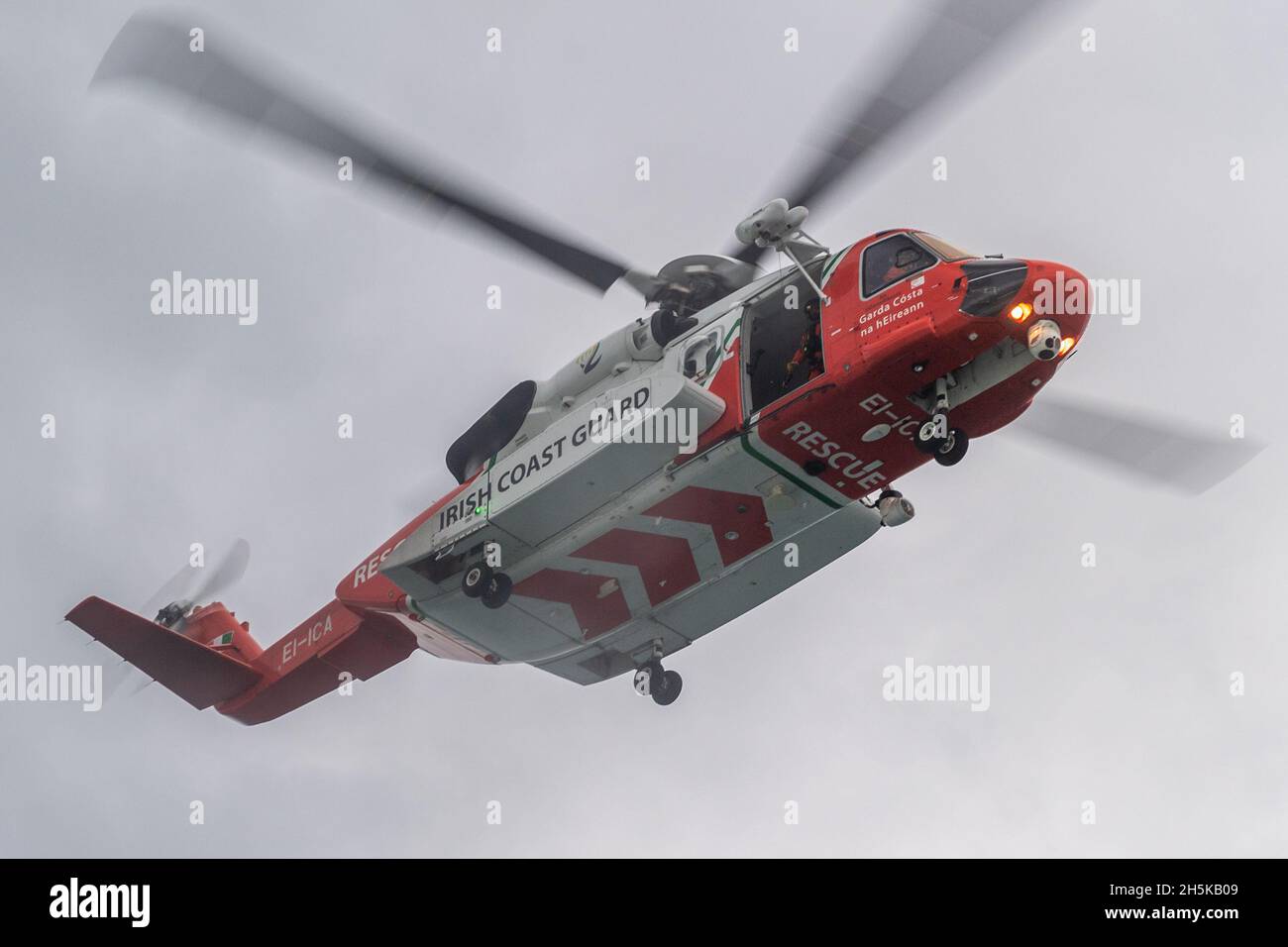 Irish Sea, Irlanda. 10 novembre 2021. La Guardia Costiera Irlandese ha partecipato oggi a un esercizio multi-agenzia, che ha coinvolto i membri della Guardia Costiera Vizzatrice al largo dell'eliporto della nave Irish Ferries 'Ulysses'. Credit: AG News/Alamy Live News Foto Stock
