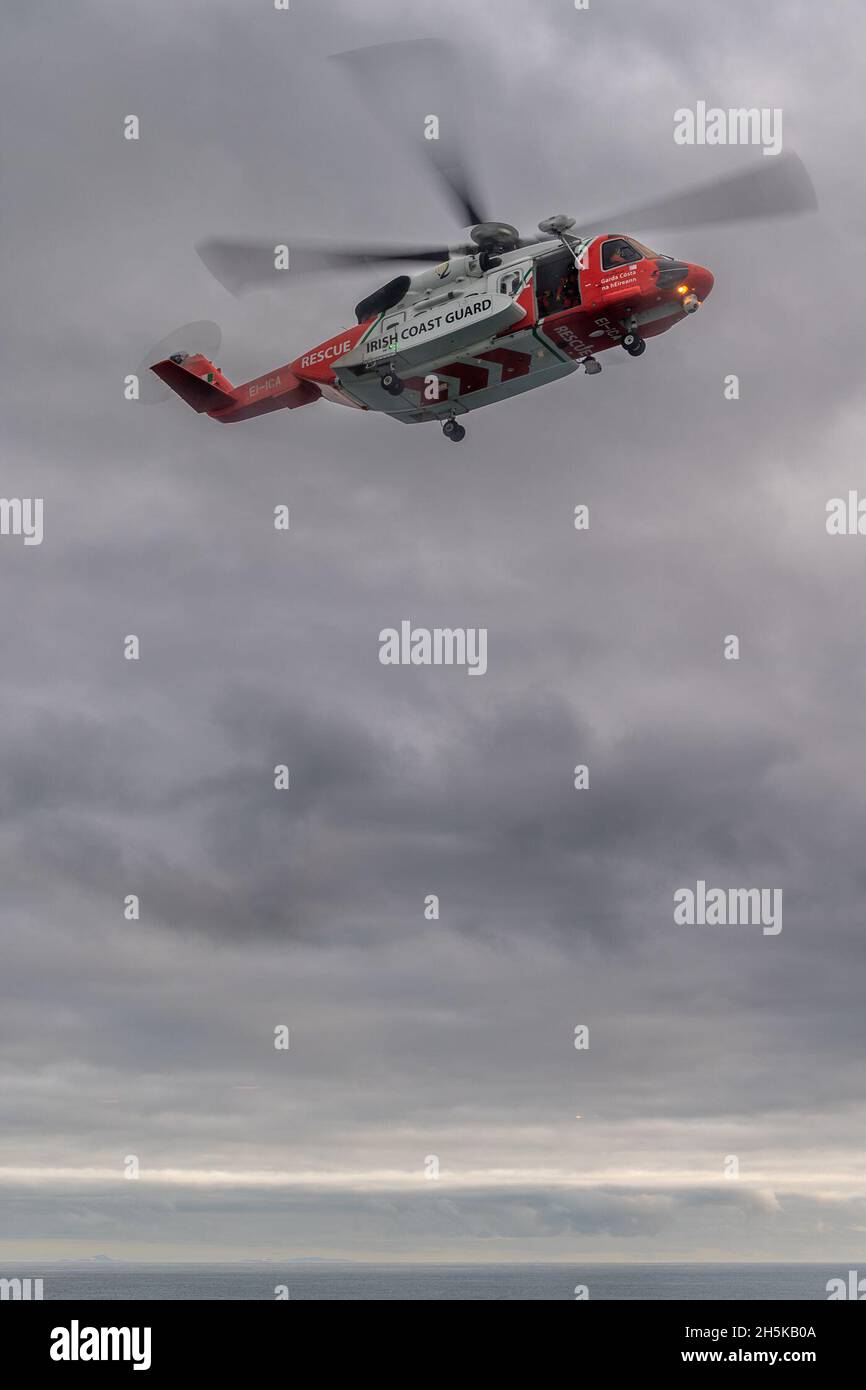 Irish Sea, Irlanda. 10 novembre 2021. La Guardia Costiera Irlandese ha partecipato oggi a un esercizio multi-agenzia, che ha coinvolto i membri della Guardia Costiera Vizzatrice al largo dell'eliporto della nave Irish Ferries 'Ulysses'. Credit: AG News/Alamy Live News Foto Stock