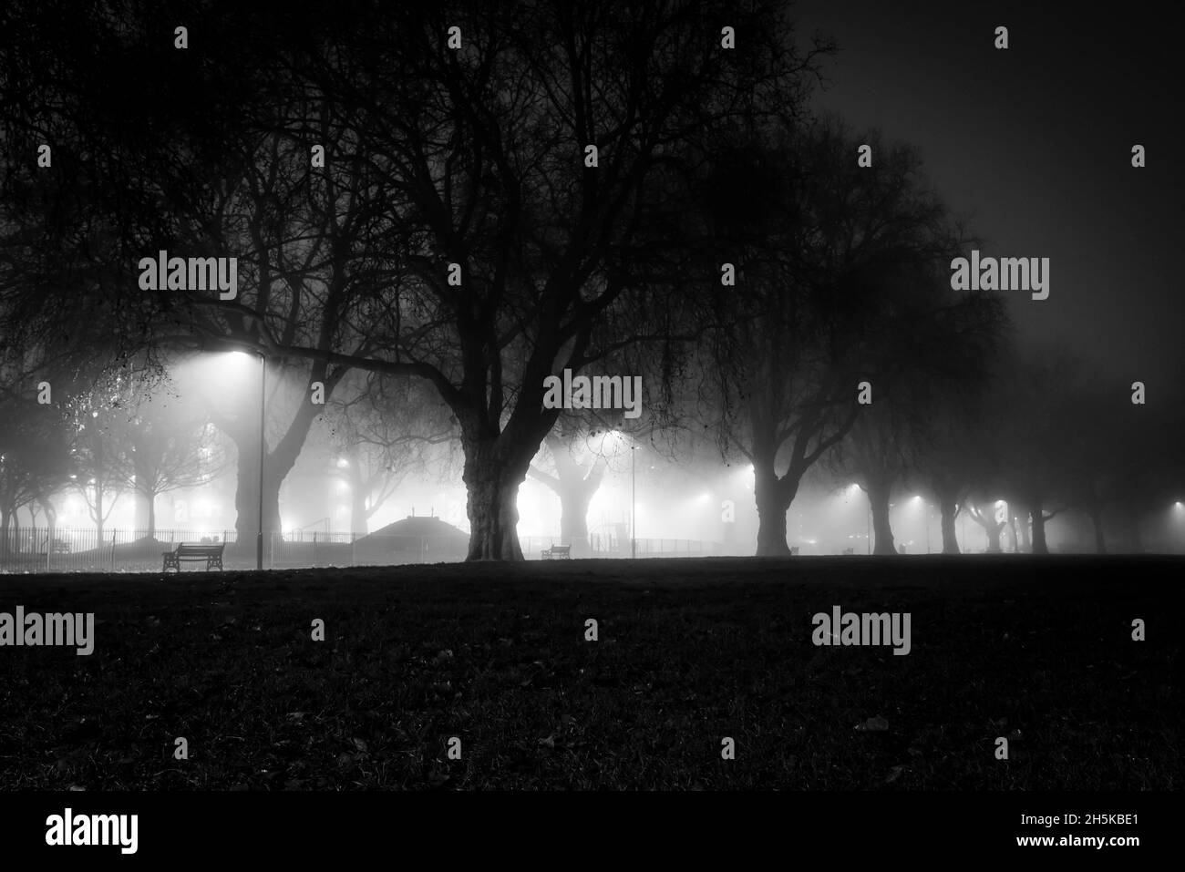 Mattinata di nebbia a London Fields, Shoreditch, Londra, Regno Unito; Londra, Inghilterra Foto Stock