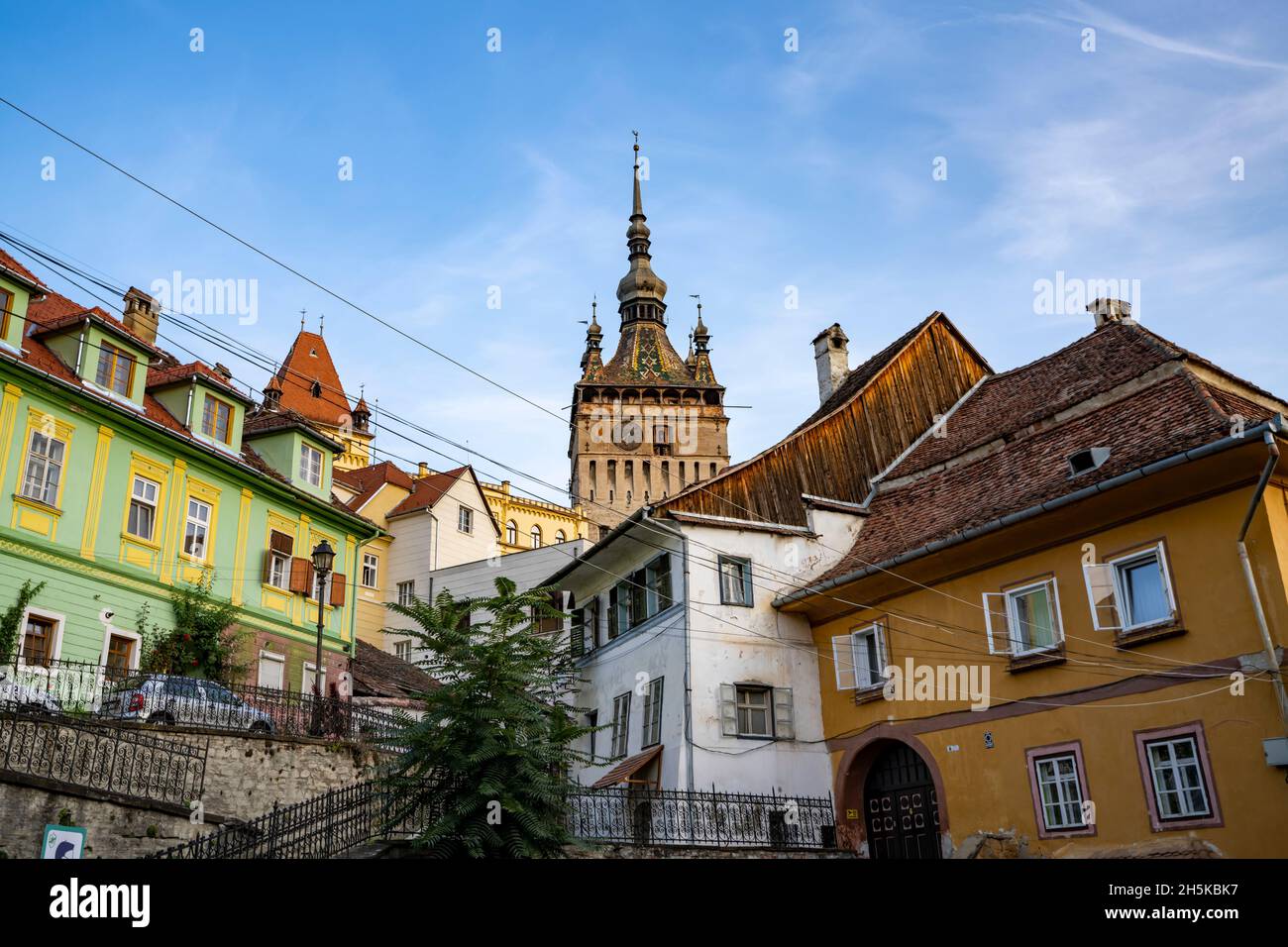 Vista fino alla torre dell'orologio della Cittadella e della Città Vecchia di Sighisoara, Transilvania, Romania; Sighisoara, Transilvania, Romania Foto Stock