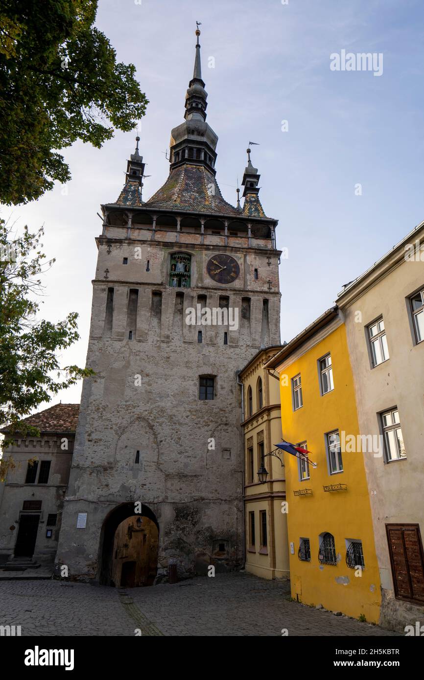 La torre dell'orologio e l'arco della porta della Cittadella e della Città Vecchia di Sighisoara, Transilvania, Romania; Sighisoara, Transilvania, Romania Foto Stock