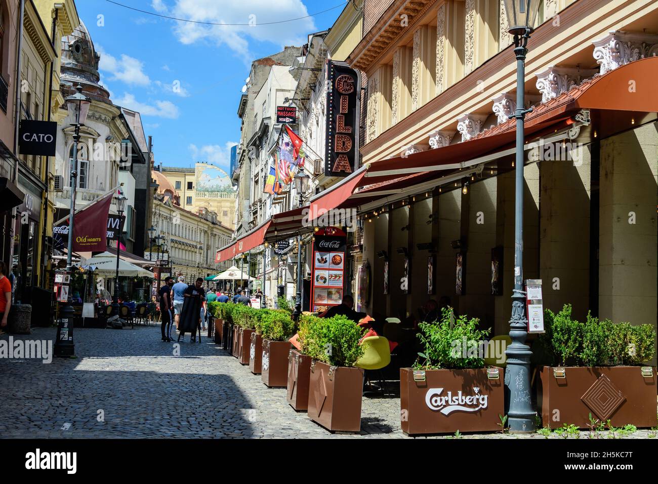 Bucarest, Romania - 6 maggio 2021: Vecchi edifici con bar e ristoranti in via Lipscani (strada Lipscani) nel centro storico (Centrul Vechi) Foto Stock