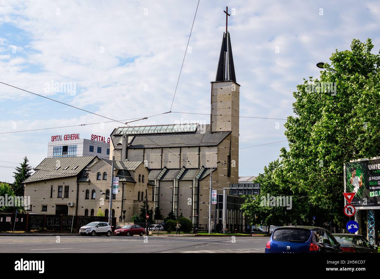 Bucarest, Romania - 6 giugno 2021: Edificio ristrutturato della Chiesa cattolica di Santa Croce (Biserica Sfanta Cruce) nel centro della città in una nuvolosa giornata estiva Foto Stock