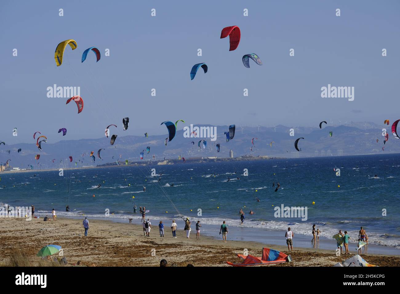 Los Lances spiaggia affollata di kitesurfers. Tarifa, Costa de la Luz, Provincia di Cadice, Andalusia, Spagna Foto Stock