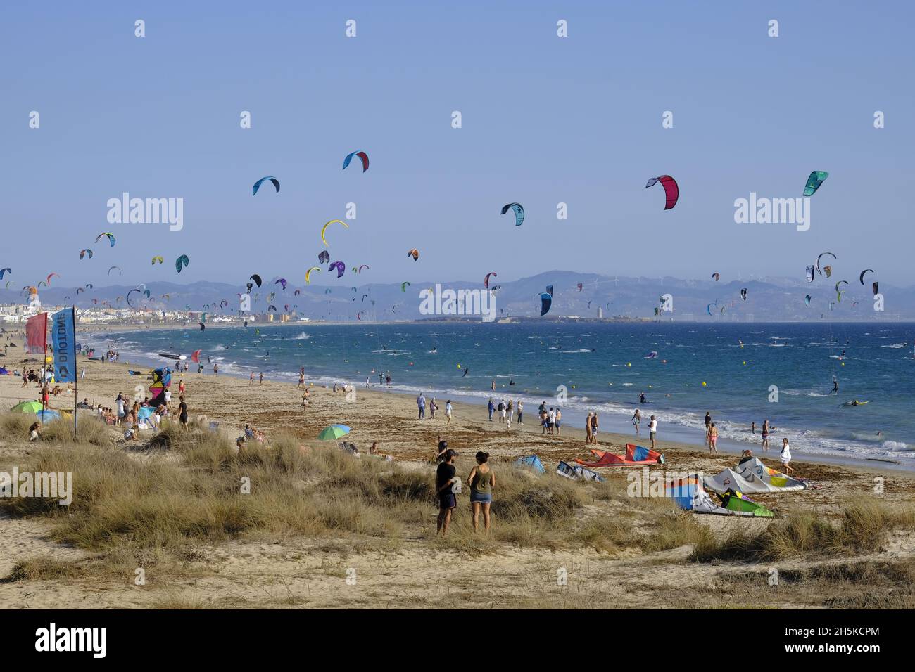 Los Lances spiaggia affollata di kitesurfers. Tarifa, Costa de la Luz, Provincia di Cadice, Andalusia, Spagna Foto Stock