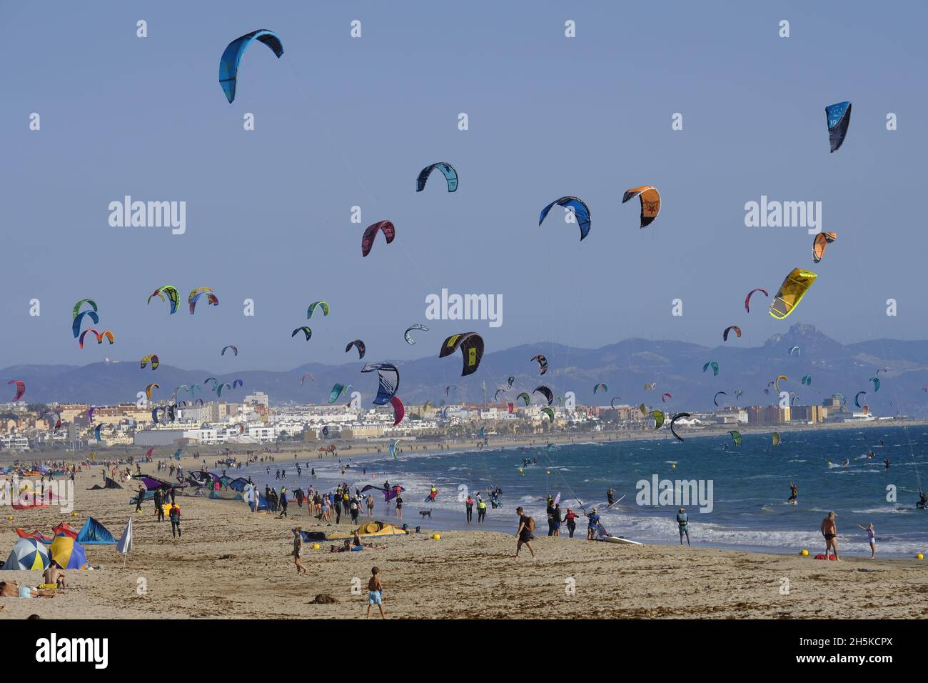 Los Lances spiaggia affollata di kitesurfers. Tarifa, Costa de la Luz, Provincia di Cadice, Andalusia, Spagna Foto Stock