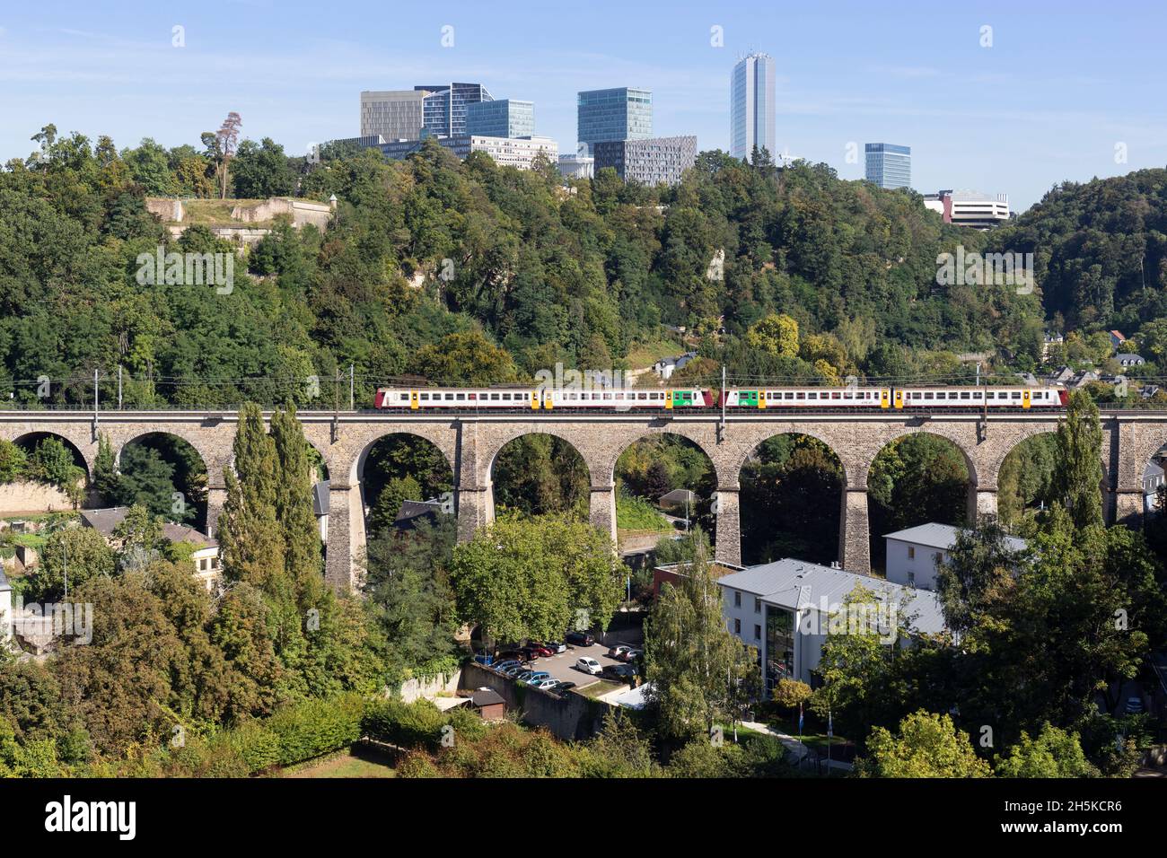 Europa, Lussemburgo, Lussemburgo, Città di Lussemburgo, Pafendall, viste del Kirchberg con Viadotto che trasporta un treno passeggeri locale attraverso il fiume Alzette Foto Stock