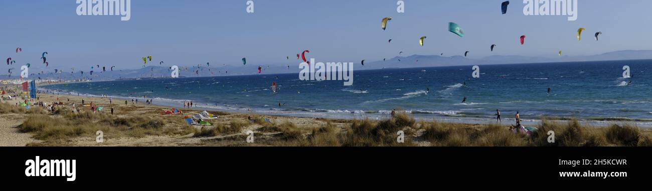 Los Lances spiaggia affollata di kitesurfers. Tarifa, Costa de la Luz, Provincia di Cadice, Andalusia, Spagna Foto Stock