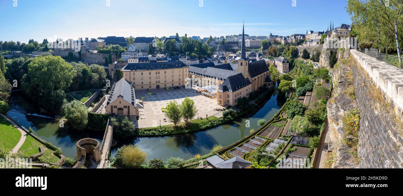 Europa, Lussemburgo, Lussemburgo, Lussemburgo, viste panoramiche di Grund (centro storico) e del centro culturale Neimënster da Casemates du Bock Foto Stock