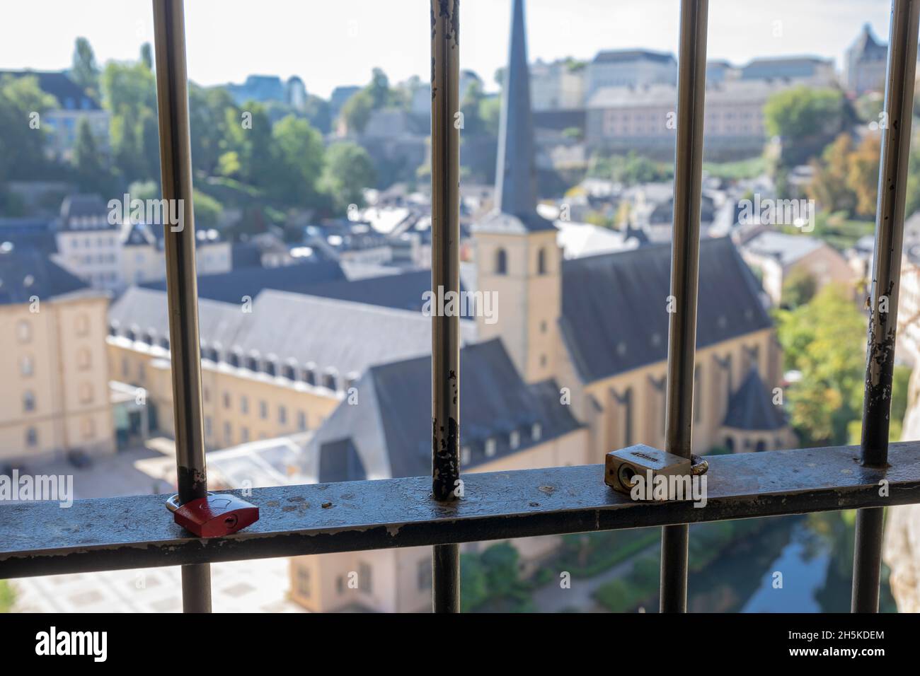 Europa, Lussemburgo, Lussemburgo, Lussemburgo, Barred Window che si affaccia sulle fortificazioni Casemates du Bock con il Centro Culturale Neimënster sottostante Foto Stock