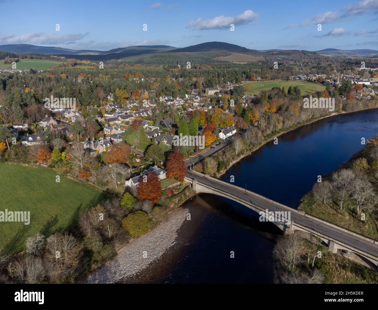 Foto aerea del villaggio di Aboyne in Royal Deeside, Aberdeenshire, Scozia. Si può vedere il Ponte Aboyne sul fiume Dee Foto Stock