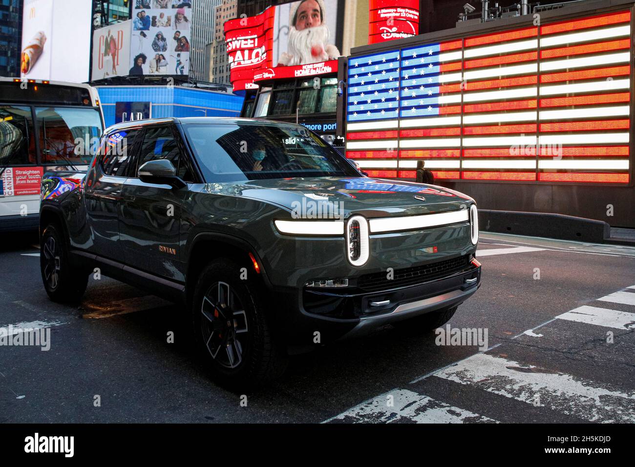 Un pickup Rivian R1T, il produttore di veicoli elettrici (EV) con supporto  Amazon, viene guidato attraverso Times Square durante l'IPO della società a  New York City, Stati Uniti, 10 novembre 2021. REUTERS/Brendan